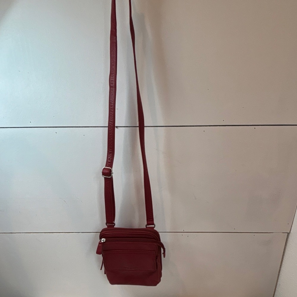 Fossil Vintage Red Shoulder Bag with Zip Closure Card Slots and Pockets.‎